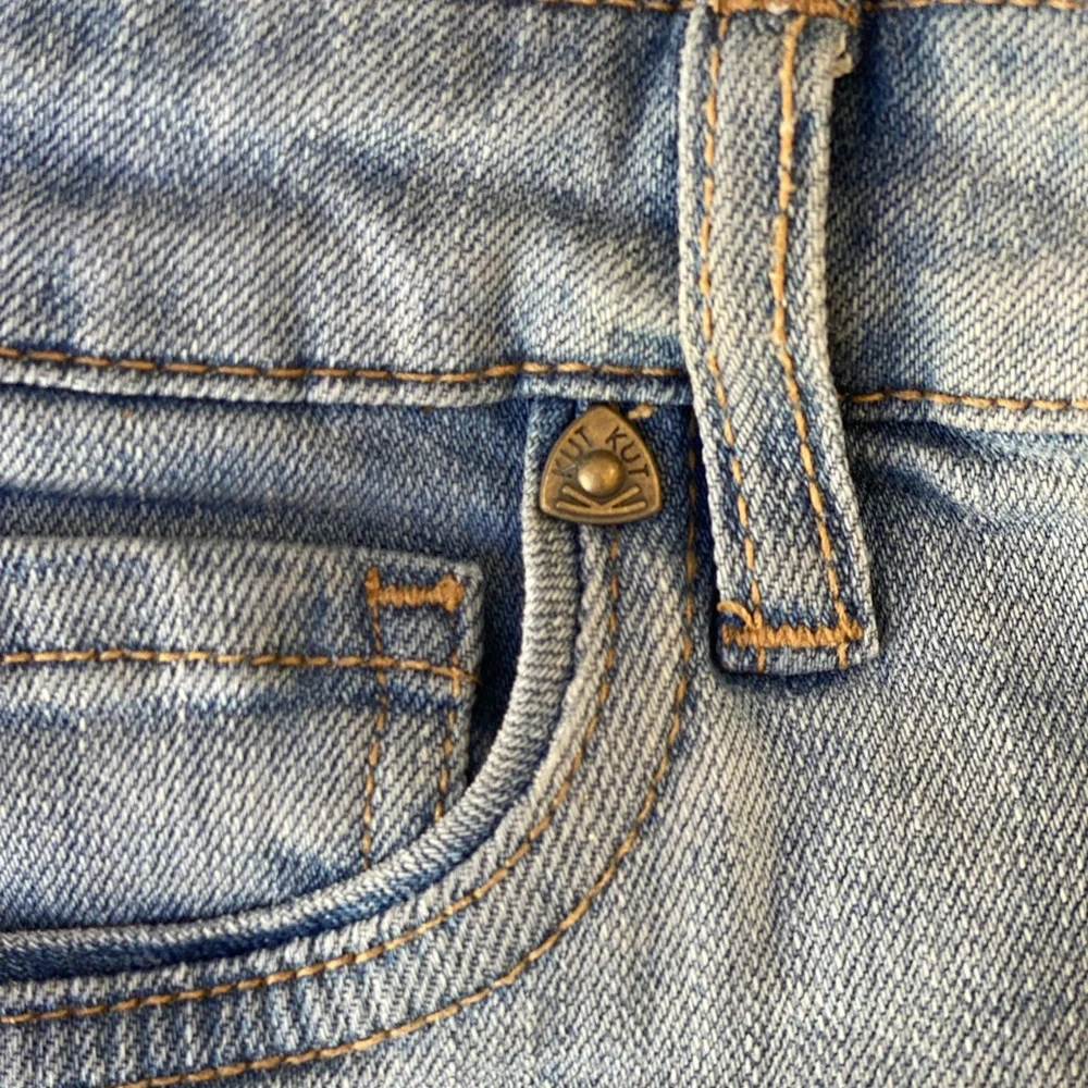 Kut from the kloth fray shorts size 2 - Picture 8 of 9